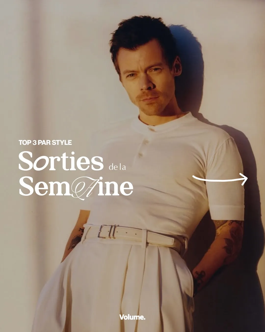 Visuel du Top 3 par style des sorties de la semaine, un artiste en tee-shirt blanc adossé à un mur ensoleillé